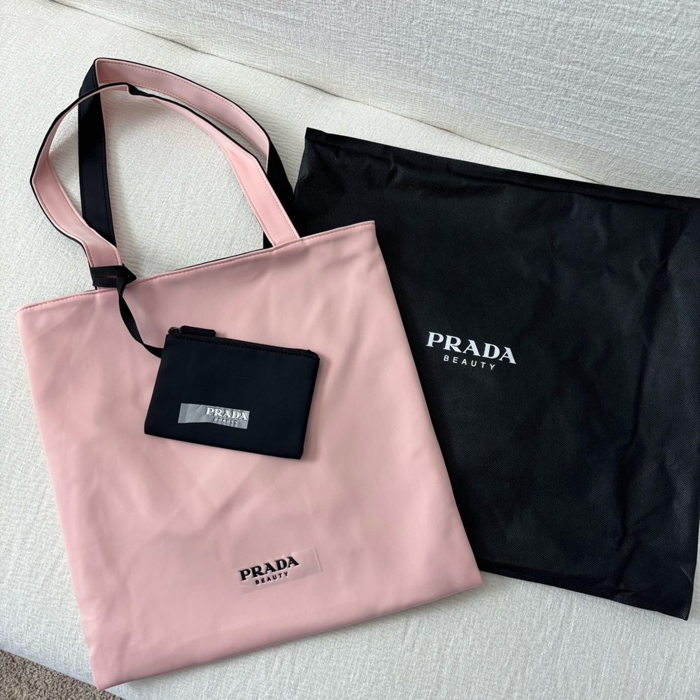 PRADA Beauty Reversible Soft Tote Bag w/coin purse
VIP Novelty Pink/Black NEW
